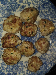Una foto de "mandonguilles" (albóndigas) para paella
