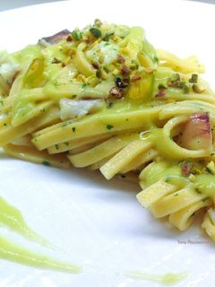 Foto di Fettuccine con rana pescatrice e crema di porro