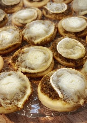 Foto principal de Minipizzas caseras de pesto y rulo de cabra