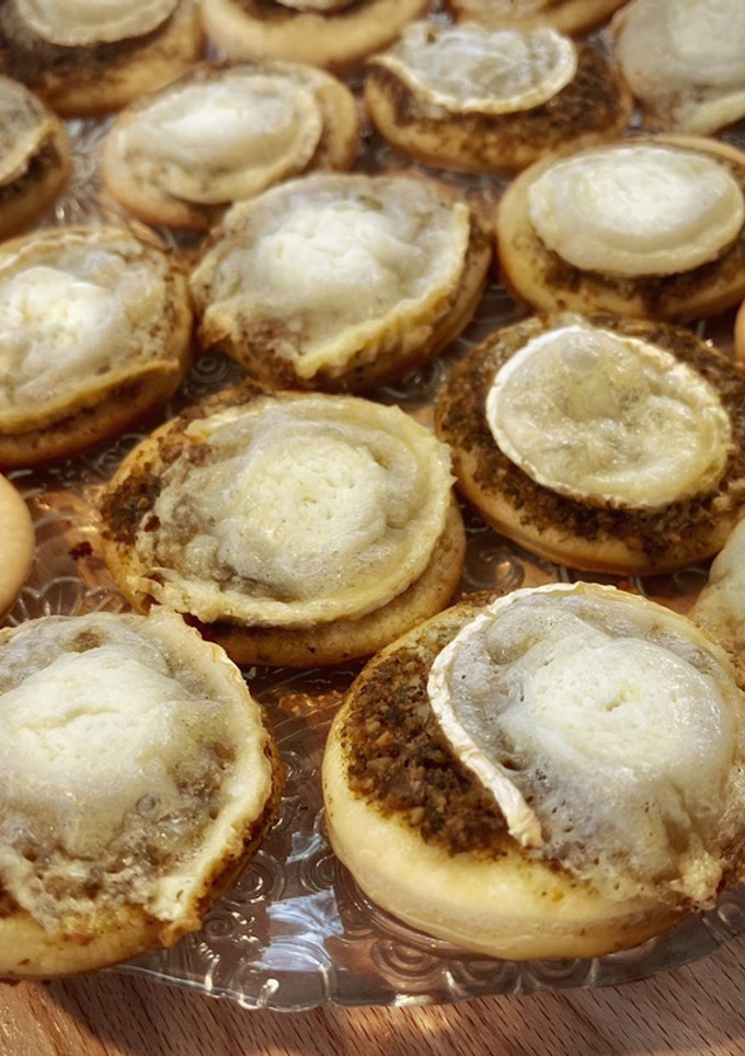Una foto de Minipizzas caseras de pesto y rulo de cabra