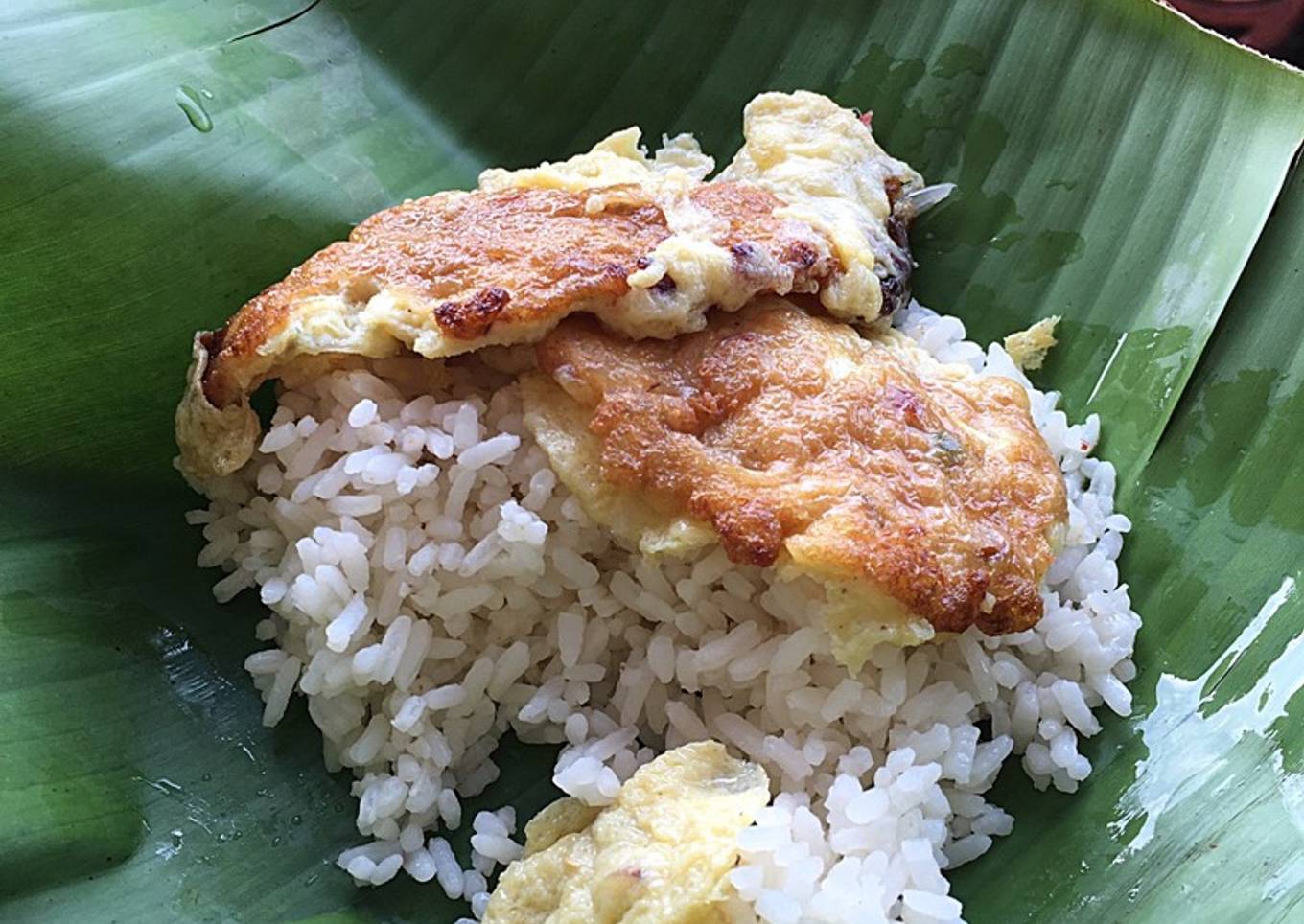 Telor dadar alas daun pisang
