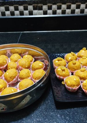 दानेदार बेसन के लड्डू(danedar besan ke laddu recipe in hindi) रेसिपी मुख्य फोटो