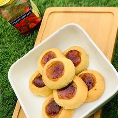 A picture of Jam filled cookies.