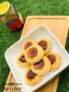 A picture of Jam filled cookies.