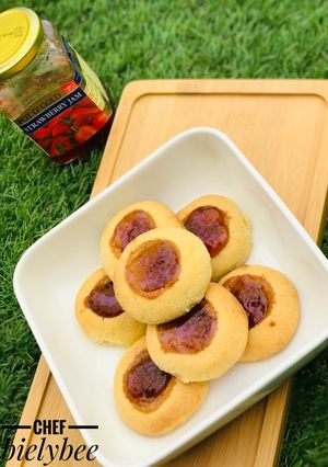A picture of Jam filled cookies.