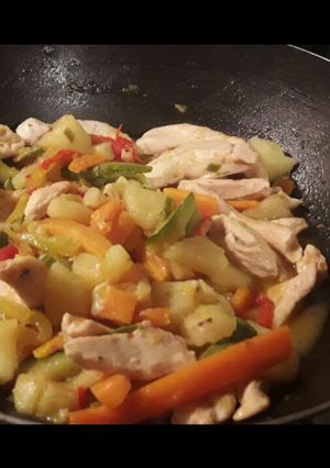 Una foto de Pollo y vegetales al wok