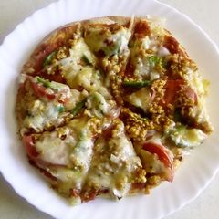 A picture of Minced chicken pizza.