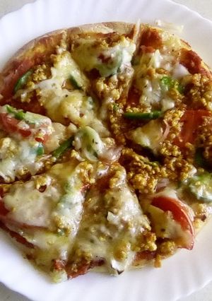 A picture of Minced chicken pizza.
