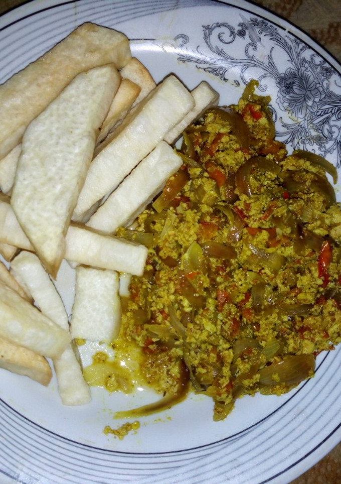 A picture of Fried yam with egg souce.
