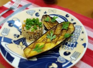 Foto de Berinjela assada e arroz 7 grãos com damasco e amêndoas