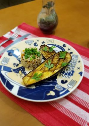 Foto de Berinjela assada e arroz 7 grãos com damasco e amêndoas