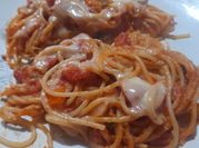 Una foto de spaghetti con pescado