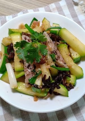 Hình của món Bầu xào giò thủ.