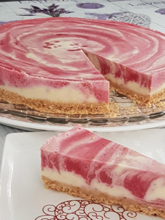 Una foto de Tarta mármol de frambuesas y chocolate blanco