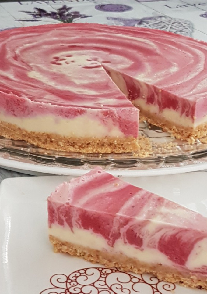 Una foto de Tarta mármol de frambuesas y chocolate blanco