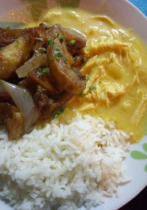 Una foto de Un combinado de ají de gallina y un lomo saltado