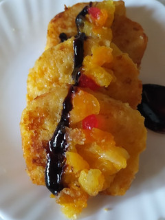 Una foto de Tostada Francesa Con Budín, Naranja y Mandarina