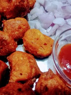 मूंग दाल प्याज़ पकौड़े (moong dal pyaz pakode recipe in Hindi) रेसिपी मुख्य फोटो