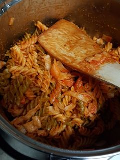Una foto de Pasta picante con surimi y tomate