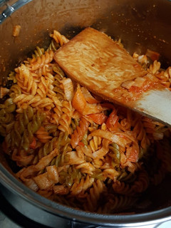 Una foto de Pasta picante con surimi y tomate