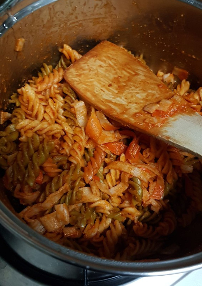 Una foto de Pasta picante con surimi y tomate
