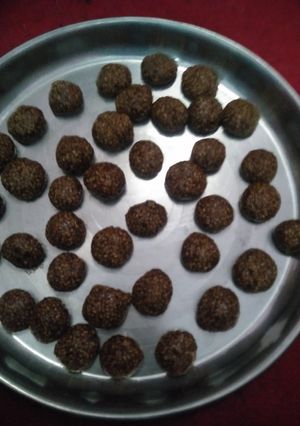 तिल के लड्डू (til ke ladoo recipe in Hindi) रेसिपी मुख्य फोटो