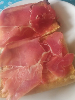 Una foto de Pan tumaca con jamón