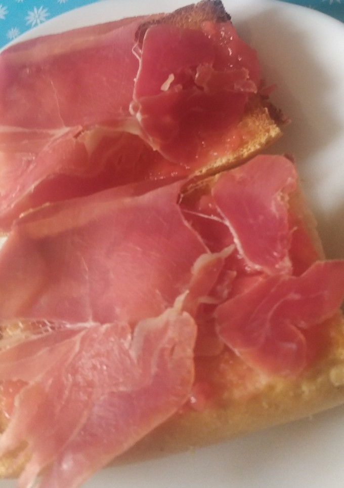Una foto de Pan tumaca con jamón