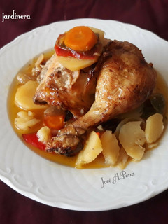 Una foto de Pollo asado con verduras