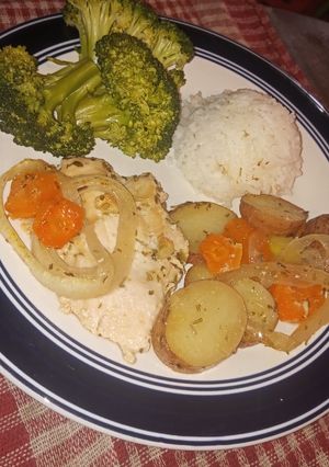 Una foto de Pollo al horno con papas