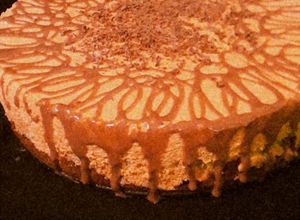 Una foto de Mousse de calabaza con coulis de chocolate y masa sablé. 🥧🍫 🎃
