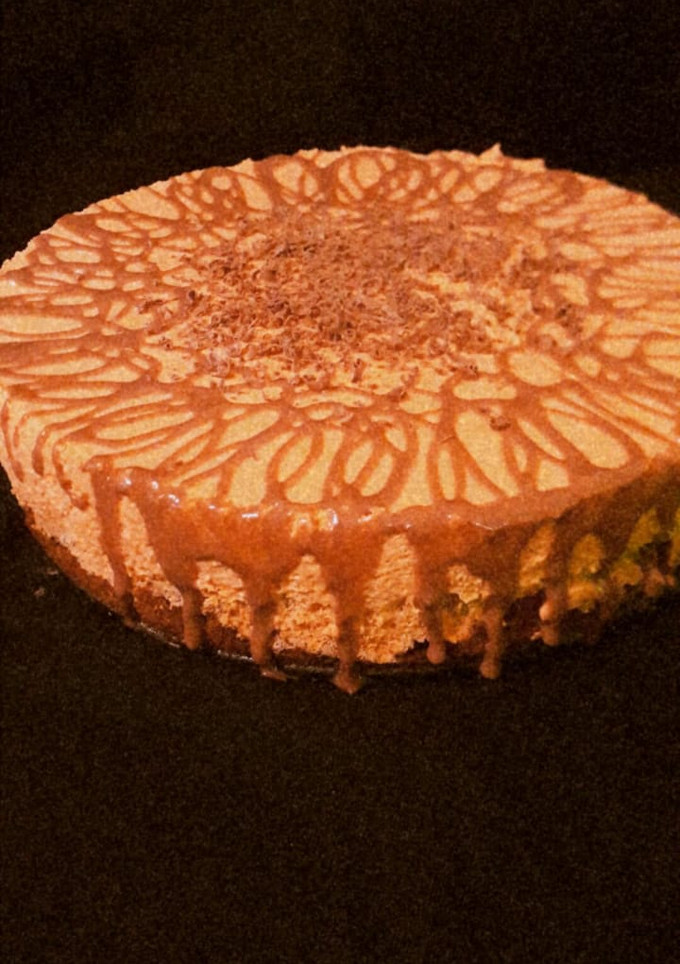 Una foto de Mousse de calabaza con coulis de chocolate y masa sablé. 🥧🍫 🎃