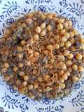 Garbanzos con morcilla de piñones