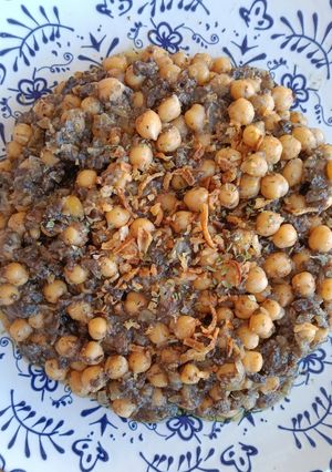 Foto principal de Garbanzos con morcilla de piñones