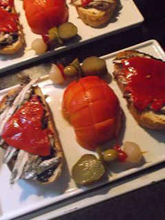 Una foto de Tostadas con sobras de boquerones fritos