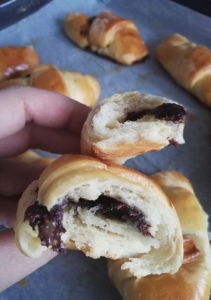 O poză a rețetei Cornuri pufoase și aromate cu gem sau Nutella.
