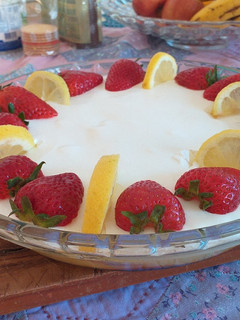 Una foto de Postre de galletas y fresas y limón
