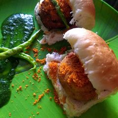 A picture of Vadapav.