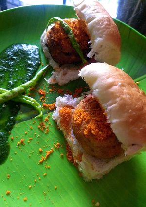 A picture of Vadapav.