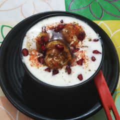 A picture of Dahi bade.