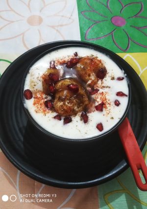 A picture of Dahi bade.