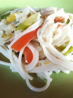 Una foto de Fideo con crema y vegetales al wok