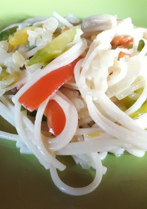 Una foto de Fideo con crema y vegetales al wok