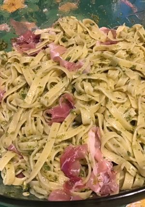 Une photo de Tagliatelles au pesto de céleri & pistaches au jambon cru