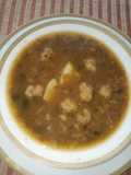 Caldo de bolitas de plátano. Verde y carne molida