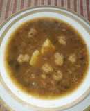 Caldo de bolitas de plátano. Verde y carne molida