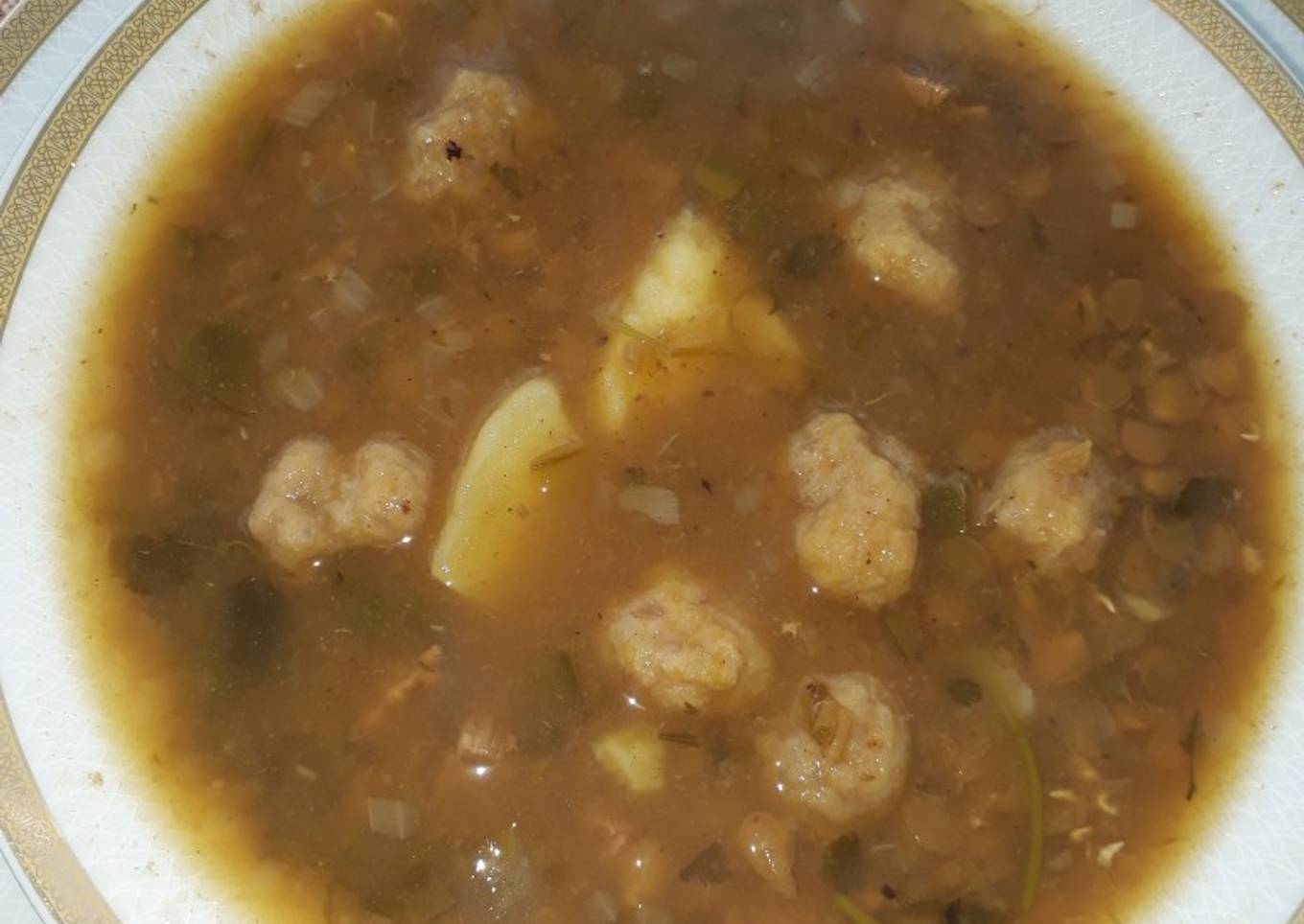 Caldo de bolitas de plátano. Verde y carne molida