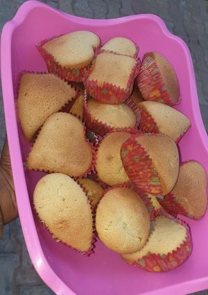 A picture of Vanilla cupcakes.
