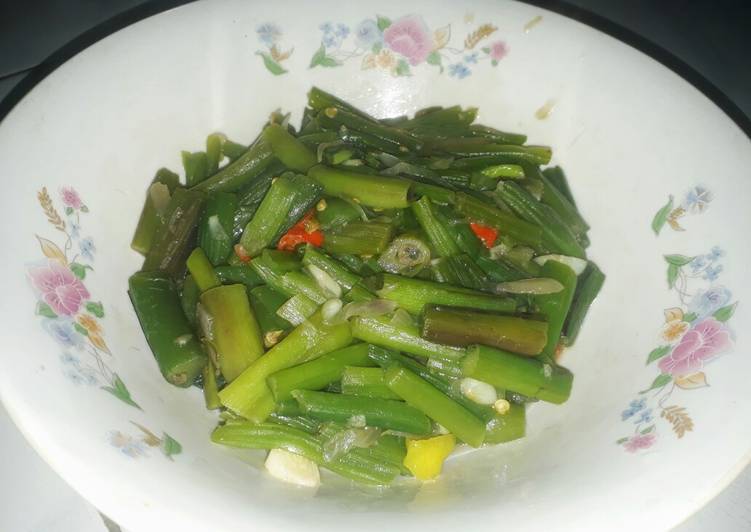 Tumis sayur lompong (batang talas)
