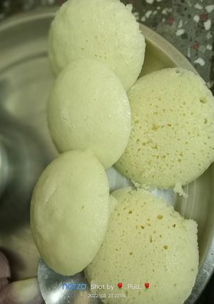 स्पंजी इडली(Spongy Idli recipe in hindi) रेसिपी मुख्य फोटो